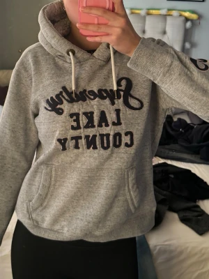 Hoodie  - Säljer en grå hoodie från superdry för att jag inte använder den längre😊passar mig jätte bra som är 174❤️