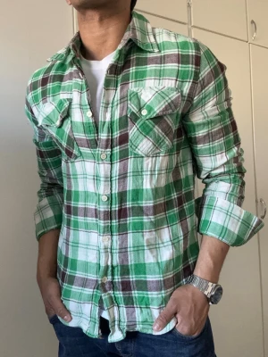 Rutig Nudie Jeans Skjorta - Säljer denna tvär feta nudie jeans skjortan! | Mycket bra skick | Storlek M men kan även passa S | Perfekt till det kommande varma vädret! | Modell 175cm, 69kg | 