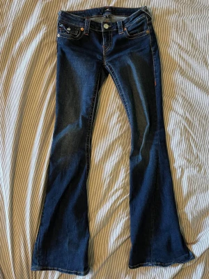 True religion bootcut jeans - Lågmidjade true religion bootcut jeans. Jätte snygga! Säljer dock för de är lite för stora+för långa. Mycket bra skick, lite slitna/smutsiga längst ner men smutset går bort i tvätten. Storlek 25  Mått rakt över midjan: ungefär 37-38cm  Innerbenslängden: ungefär 79cm  Priset kan diskuteras