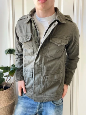 Hollister jacka  - Hollister jacka - tunt fodrad. Inga defekter! Modellen i bilderna är 180 cm 75 kg och bär Storlek S , Kom med frågor! 🌟 (Kan gå ned i pris vid köp av paket 😉) 