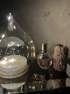 Guldiga örhängen med stenar - Säljer ett par ikoniska örhängen 18k guldpläterade s.steel dekorerad med små stenar. Perfekt accessoar för att lyfta din stil med en lyxig touch. Helt nya!