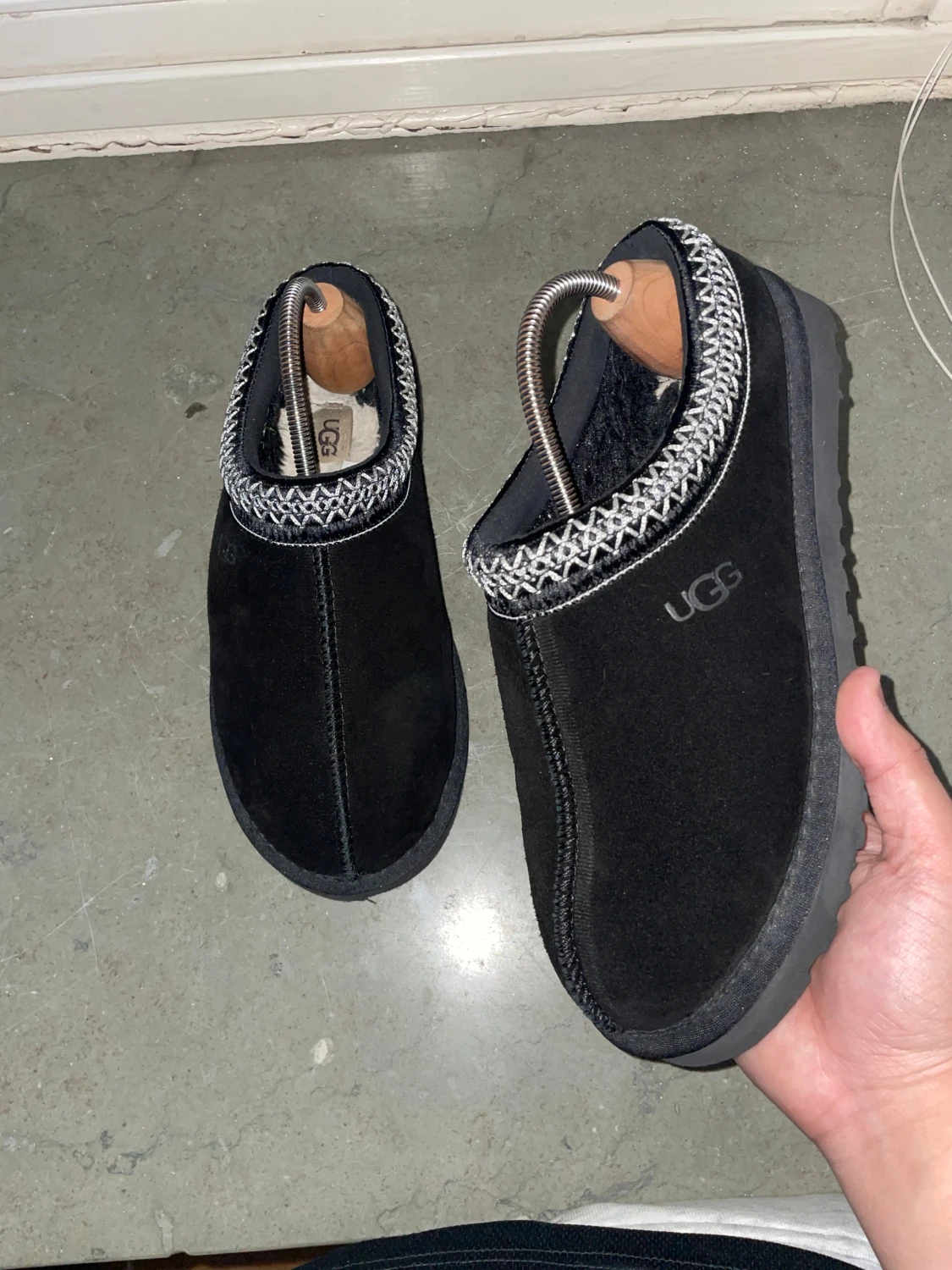 Svarta UGG tofflor med mönstrad kant - 1