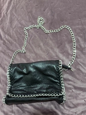 Tiamo väska  - Säljer helt ny Tiamo väska. Fick den som en present har aldrig använt den. Mitt pris är 500kr. 