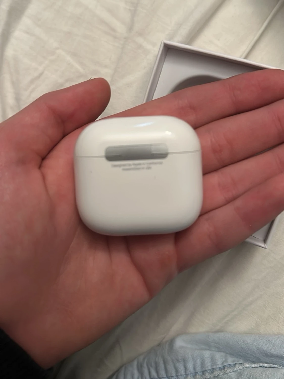 Vita trådlösa hörlurar Apple AirPods 4  - 1