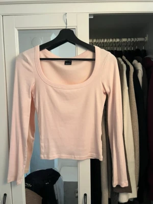 Ljusrosa ribbad topp Gina Tricot - Kan sänka priset vill bara bli av med skiten