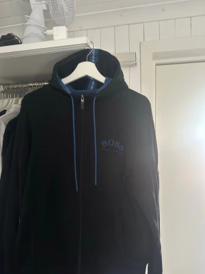 Hugo boss zip  - Bra skick i storlek M. 