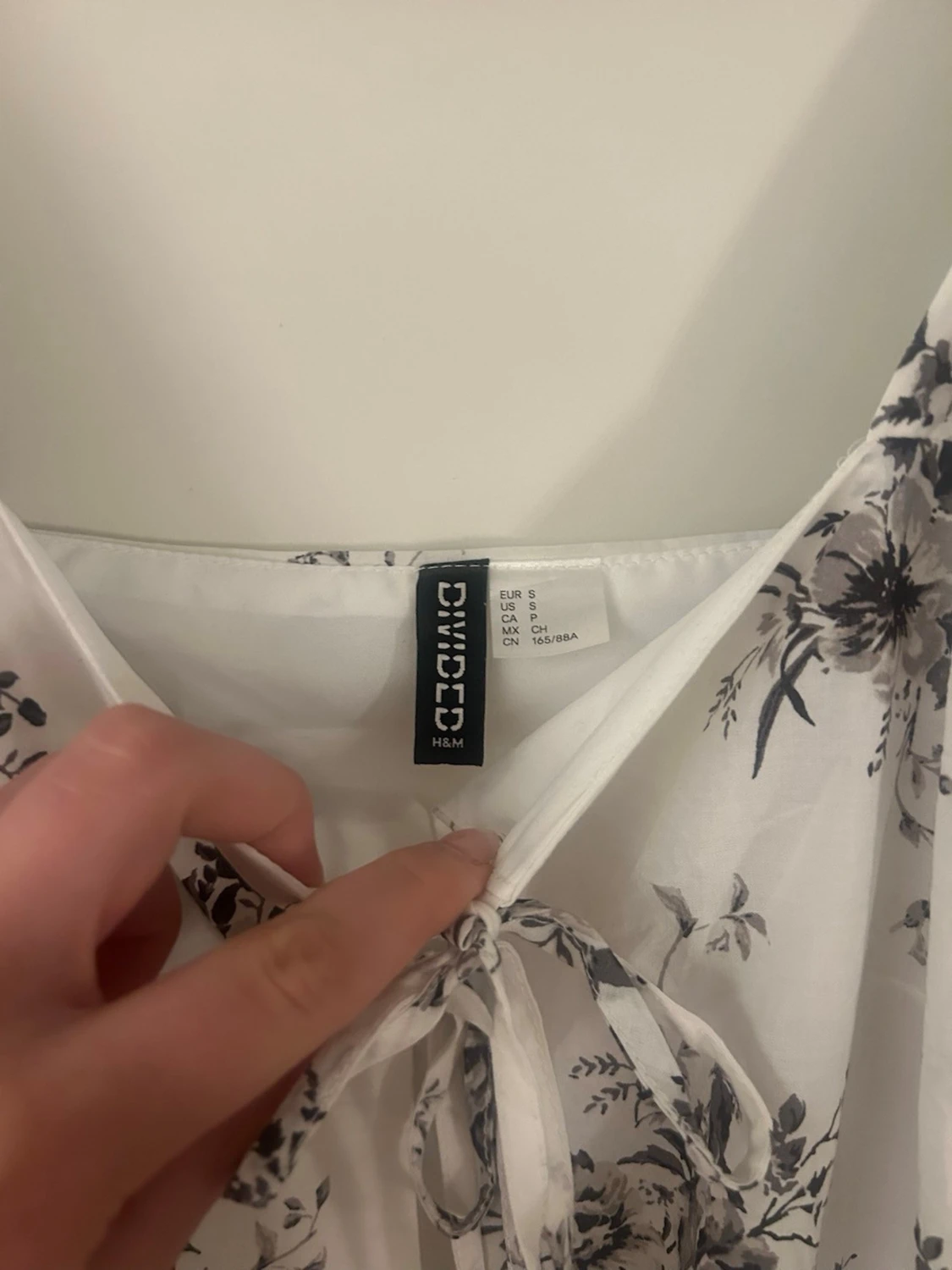 Vit blommig kortklänning med puffärm - 2