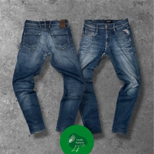 Replay Anbass jeans - Säljer dessa feta jeansen från Replay | W30 L34 | modell: Anbass | skick: 7,5/10, lite slitage (se bilderna) | Skriv vid frågor, pris kan diskuteras vid snabb affär! 🙌