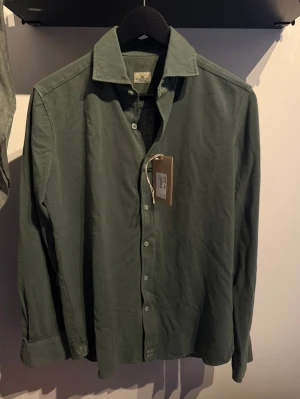 Sonrisa skjorta  - Tja! Säljer helt ny sonrisa skjorta i färgen mörk grön! Storlek S, nypris 2599kr 