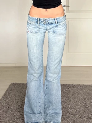 Lågmidjade Diesel jeans - Säljer mina diesel jeans då de var lite för små. Jätte fint skick. Midjemått: 37cm rakt över, innerbenslängd: 82cm            Hör av er vid fler frågor 💕