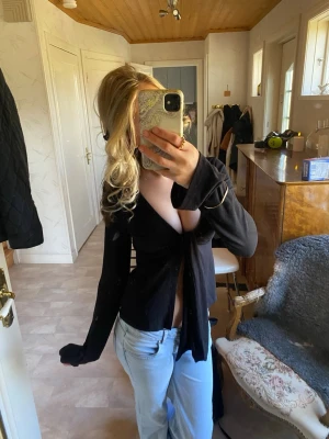 Svart knytblus med djup urringning - söt svart topp från gina tricot💕