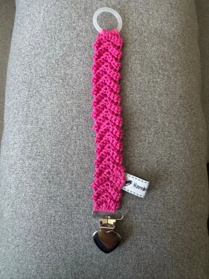 Virkad napphållare  - Virkad, hot pink rosa napphållare, virkad av mig i 100% bomullsgarn med metallclips och silikonring.  Mönsterskapare: animo.design 