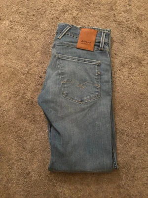 REPLAY ANBASS hyperflex - Tvärsnygga Replay jeans i modellen Anbass Hyperflex 👖🔥 Riktigt bra kvalitet och i superbra skick!  Nypris ca 1699kr 💰 Mitt pris: 419kr 💸  Hör av dig vid minsta fråga – svarar snabbt! 🙌