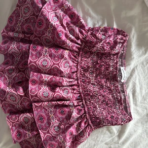 Meet me there kjol - Säljer då den inte kommer användas. Superfin & i jättebra skick. Den är stretchig & anpassar sig efter kroppsform. De har insydda shorts också! Nypris 500kr💕