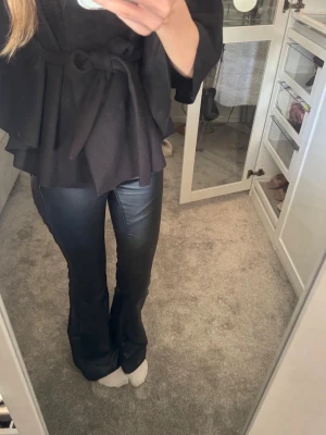 Svarta bootcut skinnbyxor - Bootcut skinnbyxor i storlek xs, använt 2 gånger. Byxorna är väldigt stretchiga. 