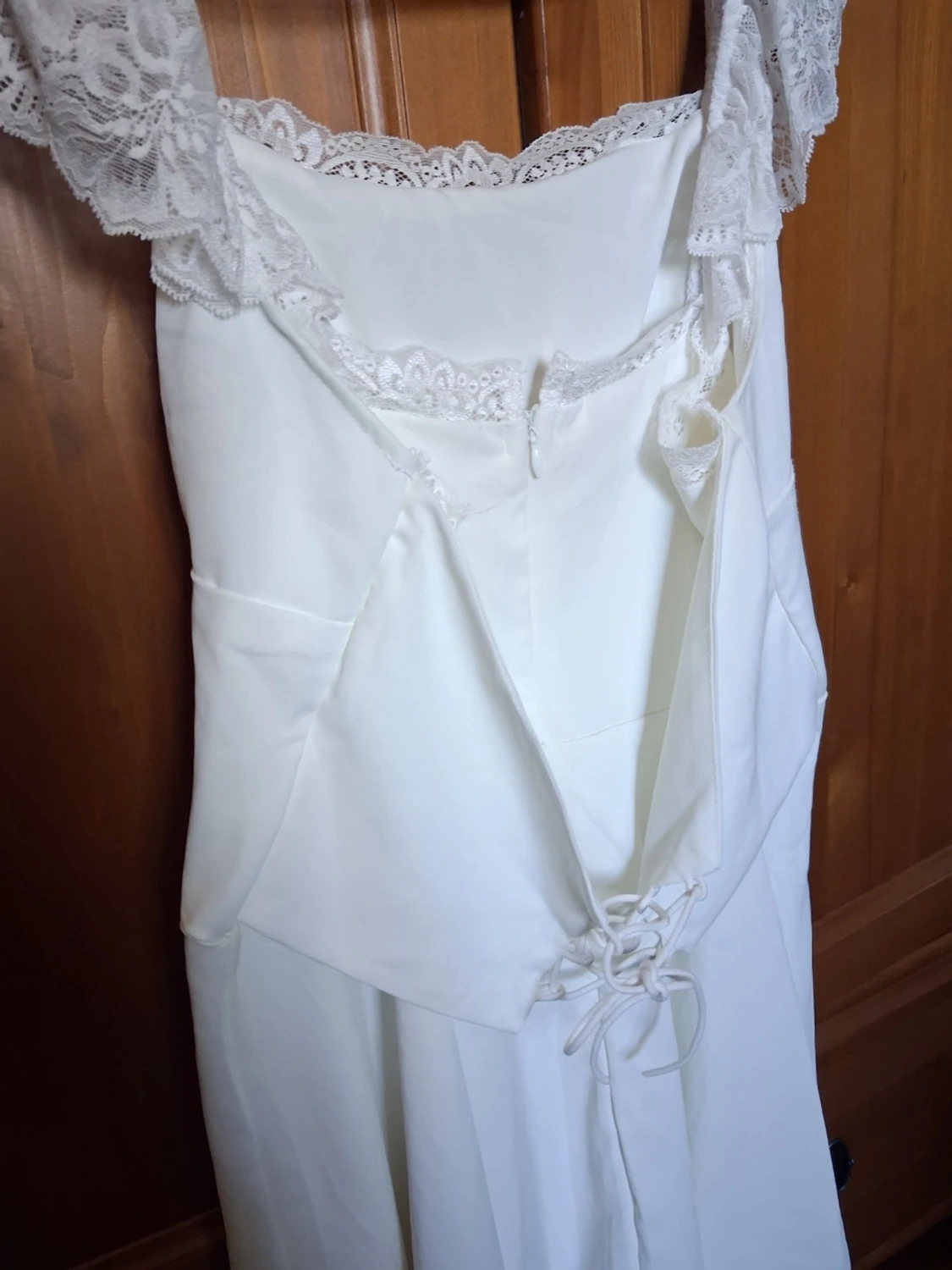 Vit klänning med spetsdetaljer - 4