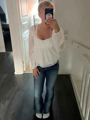 Vit blus - Jätte fint skick och använd 1 gång,  inga hål eller fläckar, jag säljer pga använder inte💗💗skriv för fler frågor☺️💗