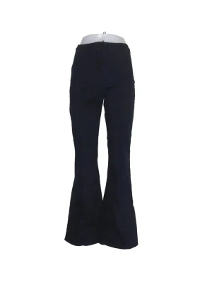 Svarta utsvängda jeans - Snygga mörkblåa jeans med medel hög midja och utsvängda ben. Jeans i stretchigt material, st 38 men passar även mindre. Köpta på sellpy men behöver tyvärr sälja vidare då de va lite för korta på mig (172cm) 