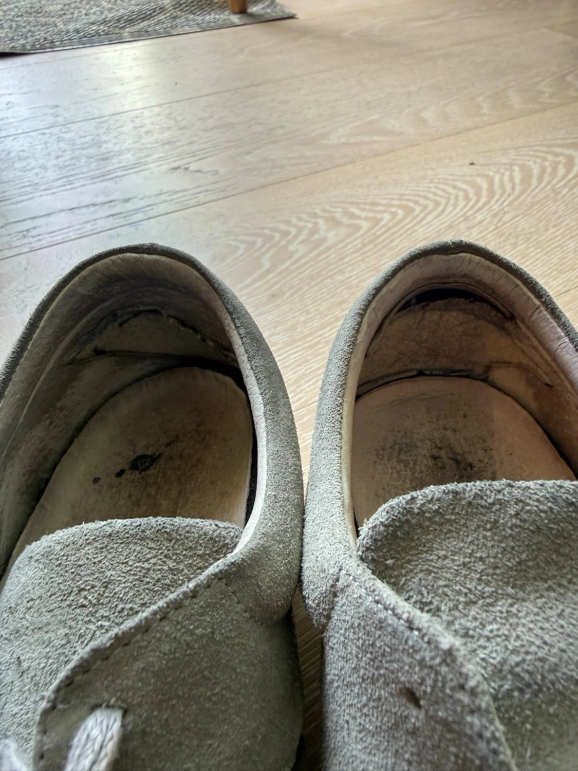 Jim Rickey Grå mockasneakers med vit sula - 5