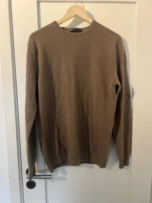 Beige kashmirtröja Daniele Fiesoli - En beige stickad tröja från Daniele Fiesoli i kashmirblandning.  Använd några gånger men i bra skick, storlek M men passar även L