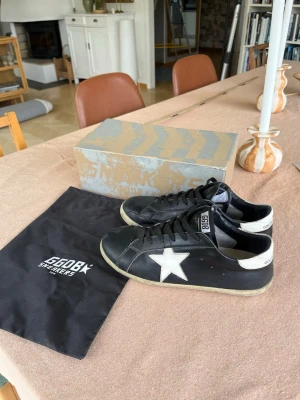 Golden Goose skor - Hej! Säljer nu dessa feta golden goose i svart läder perfekta till sommaren✨|Storlek 43| Smått slitna på sulan (se bilderna). Annars är de i BRA SKICK👑Hör av dig vid frågor😊