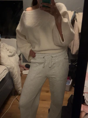 Gråa mjukisbyxor med bootcut - Snygga mjukisbyxor med bootcut. Helt oanvända