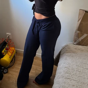 LINNEBYXOR lowwaist - Detta är dom mörkblåa linnebyxorna, det finns väldigt få par kvar av dessa! Finns i tall också. Skriv privat om ni vill köpa