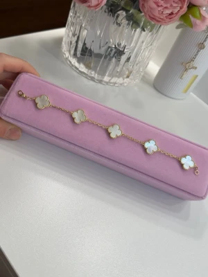 15mm klöverarmband i högkvalitativt  - Upptäck ett stilrent klöverarmband som kombinerar elegans och kvalitet i varje detalj. Tillverkat av rostfritt stål och förgyllt med äkta 18K guldplätering, ger det en lyxig lyster som håller över tid. Klöverdesignen symboliserar tur och skönhet, vilket gör armbandet till mer än bara en accessoar – det är ett statement.  Perfekt för att lyfta din vardagslook eller komplettera en festoutfit. Ett tidlöst smycke som passar alla stilar och tillfällen.