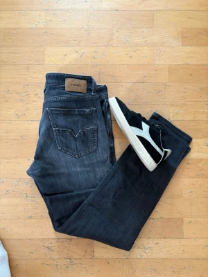Diesel Jeans - Diesel jeans i modell Larkee Regular Straight i storlek - W33 L32 