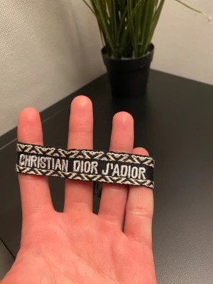 Dior Armband Black/Beige/White - Hej! Säljer nu detta snygga Dior Armband, osäker på dess äktighet därav pris, men ingenting som kollas av någon! Skick 9/10. Storlek, justerbar!
