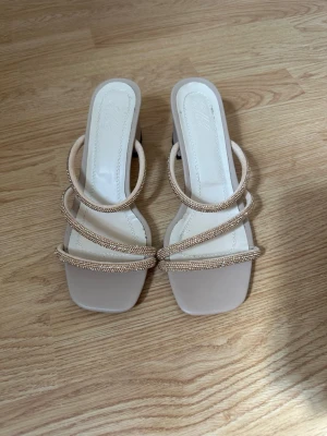 Beige nude sandalett sandal strass glitter klack - Beiga klackar, tre remmar framtill dekorerade med strass