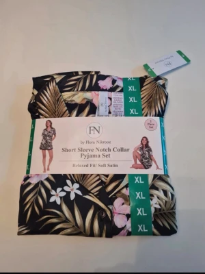Pyjamasset 2 delar, storlek XL - Pyjamasset by Flora Nikrooz Relaxed Fit / Soft Satin