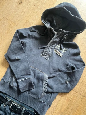 Abercrombie & fitch hoodie - Säljer denna riktigt snygga Abercrombie & fitch hoodie 🙌 Storlek: S Skick: 9/10 🔥  💬Skriv vid frågor! 💸 Pris kan diskuteras vid snabb affär! 📦 Skickas snabbt!