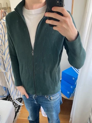 Mörkgrön ziptröja från Massimo dutti - Mörkgrön ziptröja från Massimo dutti, modellen är 182 cm. Skriv vid minsta funderingar