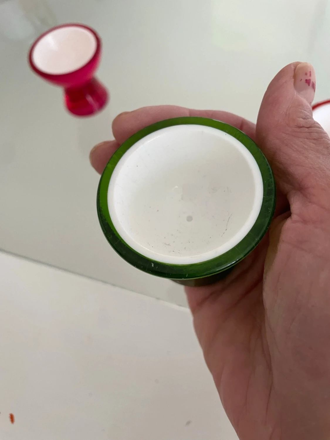 Färgglada äggkoppar i plast  - 1