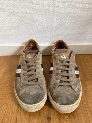 Moncler skor  - Moncler sneakers i mocka. Använda med normalt slitage enligt bilder, fortfarande mycket kvar att ge. Väldigt bekväma och clean modell. Storlek 40 men passar 41.