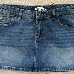 Blå jeanskjol från Subdued - Snygg blå jeanskjol från Subdued✨köpt i New York, Nypris ca 500kr