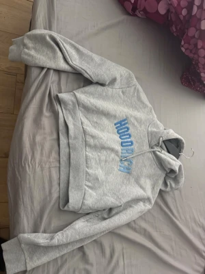 Grå cropped hoodie från Hoodrich - Säljer en grå cropped hoodie från Hoodrich i stolek M. Använd typ 2 gånger men inte riktigt min stil längre 💕