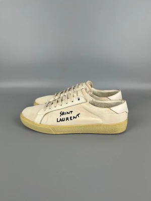 Saint Laurent SL/06 Skor - • The shoes have been gently used and are in very good condition  • Size: 42.5 (fits 43–43.5)  • Color: Beige  • Retail price: 7200 SEK / 650€  • No accessories