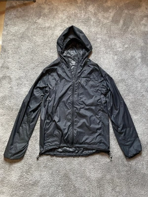 Tierra vindjacka och regnjacka (windbreaker) - Storlek S Köpte den på Tierras hemsida för 800 för att använda som vanlig regn-och vindjacka men den var lite för tunn och inte vad jag tänkt mig. Använd 9-10 gånger och inget slitage. Kan användas till alla olika tillfällen (vandring, everyday, skidåkning osv.)