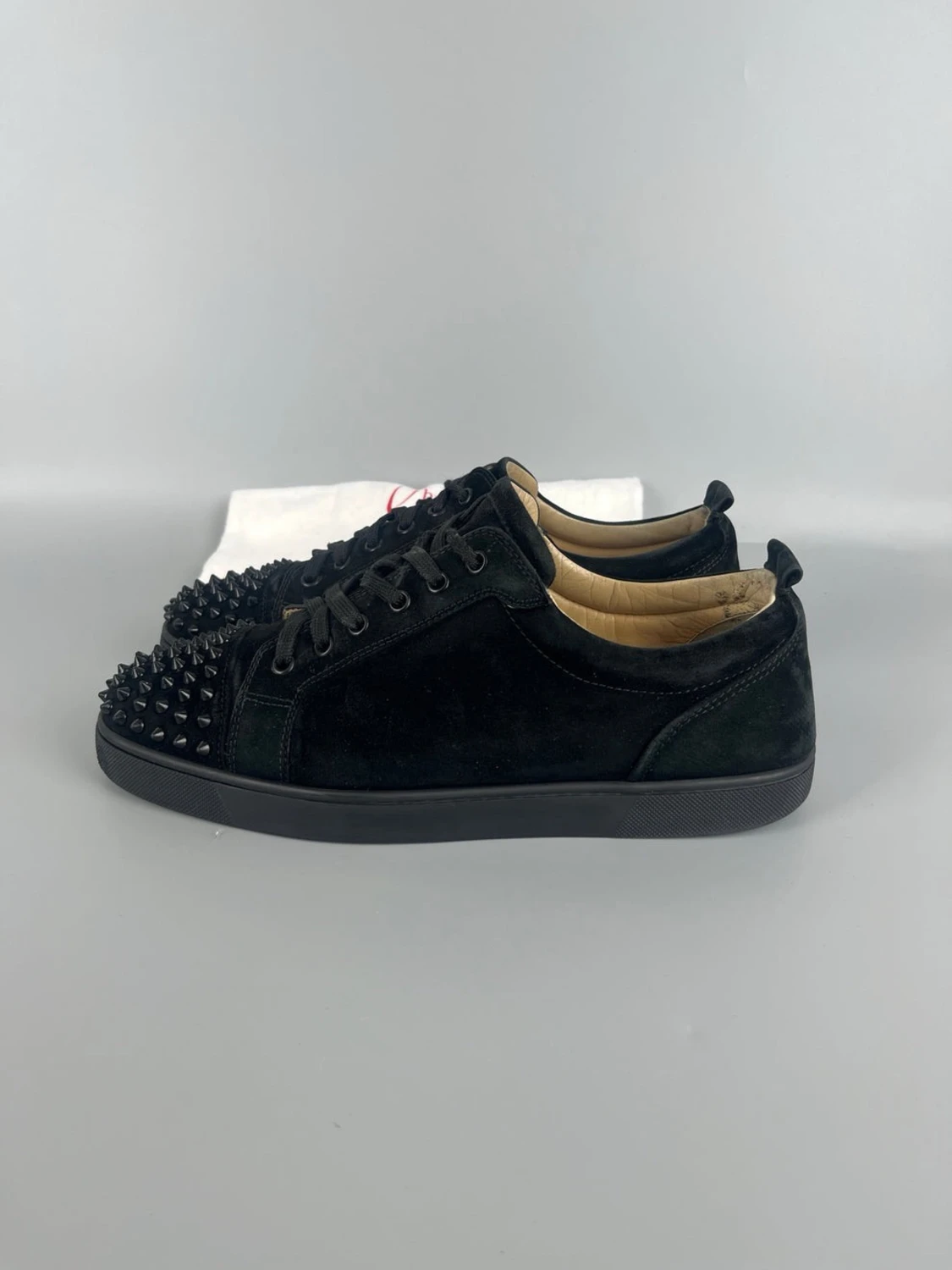 Helsvarta Louboutin skor med spikar