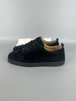 Helsvarta Louboutin skor med spikar   - • The shoes have been gently used and are in very good condition  • Size: 44.5 (fits 45–45.5)  • Color: Black  • Retail price: 9500 SEK / 795€  • Dustbag included