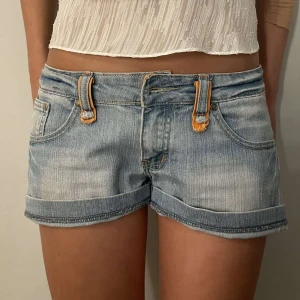 Snygga detaljerade shorts! - Säljer dessa snygga coola shorts med orange detaljer! Dom är lite för stora för mig! 💘💕utan knapp
