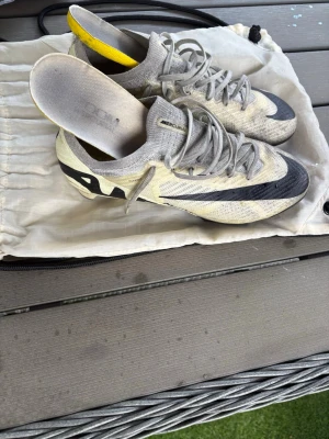 Nike Elite fotbollsskor  - Ett använda par Nike elite fotbollsskor som är i ok skick alla dubbar sitter kvar. Och vill bara få såld dem 