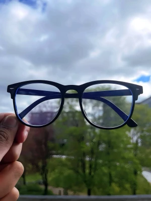 Chrome heart style glasses - Snygga solglasögon med svart båge och blå insida på skalmarna. Klassisk rundad form som ger en cool och modern look. Perfekta för dig som vill sticka ut lite extra med stilrena detaljer.