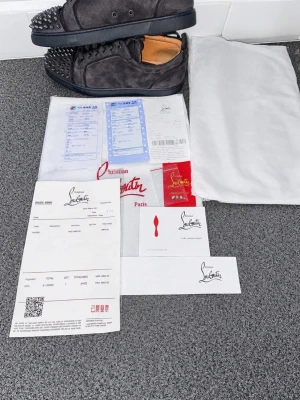 Christian Louboutin svarta sneakers med nitar - Hej, säljer dessa äkta Christian Loubitins. ”Bevis ?”➡️ Kvitto finns och allt som kommer med den som ni ser i bilderna. Allt OG kommer med i paketet. Extra nitar kommer också med !  Utanför skorna ser de helt nya ut men under är det lite smutsiga men går bort med en bra rengöring😊Sälj för endast 1500kr!   Ny pris är 10000kr + . Dm för mer bilder eller om ni har frågor 💖storlek 44 passar även 43. Priset kan alltid diskuteras 🥰
