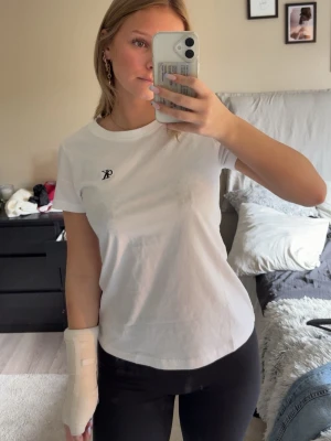 Vit t-shirt från calvin Klein  - Vit t-shirt från Axel Arigato med liten svart logga på bröstet. Klassisk rund halsringning och korta ärmar. Tillverkad i mjuk bomull och har en normal passform som funkar till det mesta. Tröjan är helt ny har ändats tagit bort lappen 