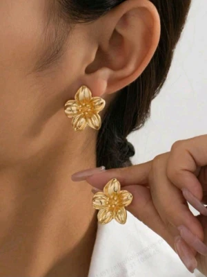 Guldiga blomformade örhängen - Snygga örhängen i form av blommor i guldfärgad metall. De har en tydlig blomdesign med fem kronblad och detaljerad mitt. Perfekta för att ge en trendig touch till din stil.