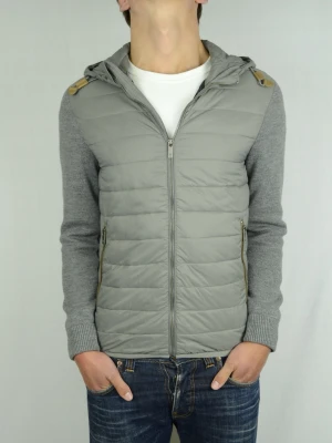 Massimo Dutti hybrid cardigan  - MASSIMO DUTTI HYBRID CARDIGAN Storlek : S Passform : Normal Användning : Jackan är i ett väldigt fint skick utan defekter Nypris : Cirka 1600SEK Modellen på bilden : 182CM och väger 74KG