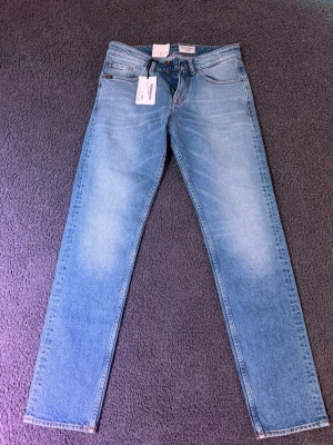 Ljusblå jeans - Snygga ljusblå jeans från Tiger of Sweden med klassisk femficksdesign och raka ben. /slimfit